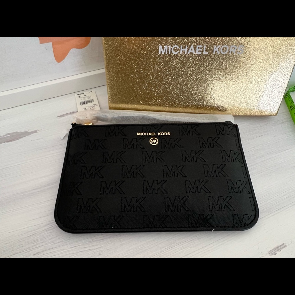 MICHAEL Michael Kors
Signature Jet Set Charm Medium Wristlet MSRP $128